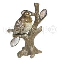 красивая на ветке